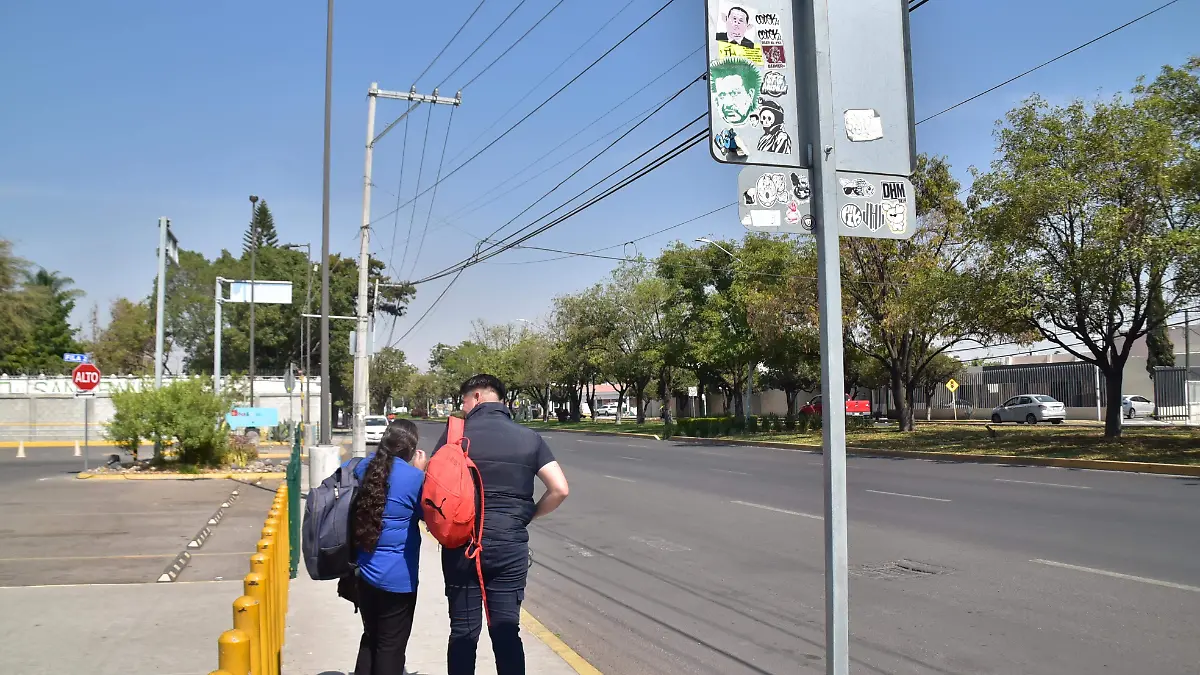 Parada de Urbanos.- Ricardo Sanchez.- El Sol de Irapuato